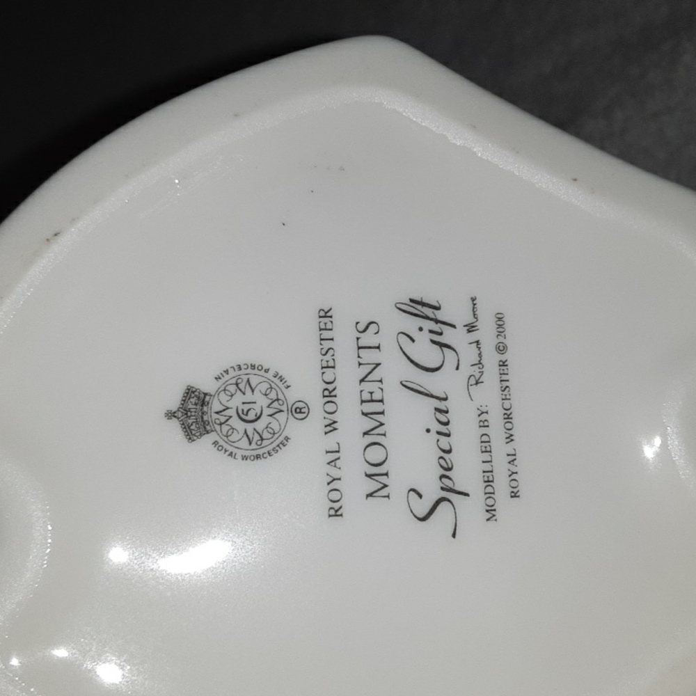 ROYAL WORCESTER  FIGURINE MOMENTS COLLECTION - Picture 5 of 5